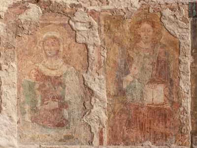 Gli ultimi restauri hanno per� rimosso le pesanti ridipinture e recuperato le originarie figure. Sul muro sinistro contiamo sette riquadri nei quali riconosciamo al centro una Madonna con Bambino affiancata da un Cristo in trono benedicente, intento a reggere il libro delle Sacre Scritture